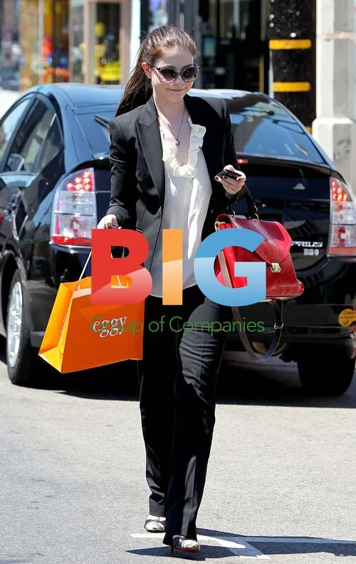 Michelle Trachtenberg Goes Shopping