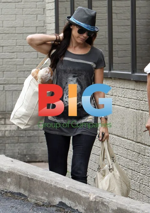 Sandra Bullock Carrying Bread at Restaurant