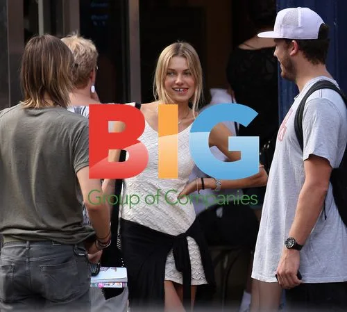 Jessica Hart and boyfriend Nicolas Potts getting lunch
