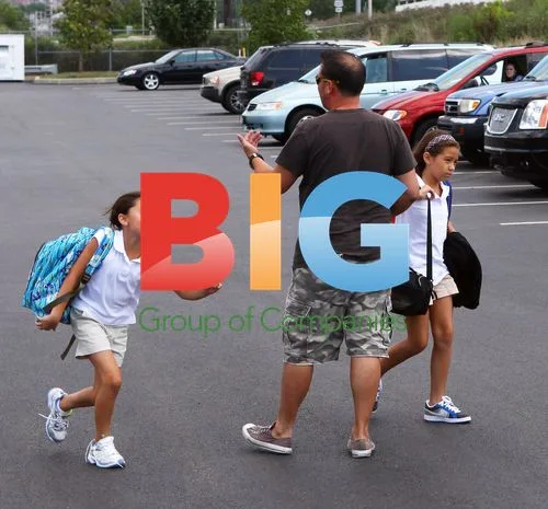 Jon Gosselin blocks paparazzi at kids' bus stop