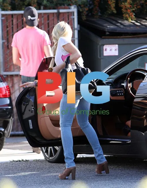 Lindsay Lohan Goes Shopping in LA