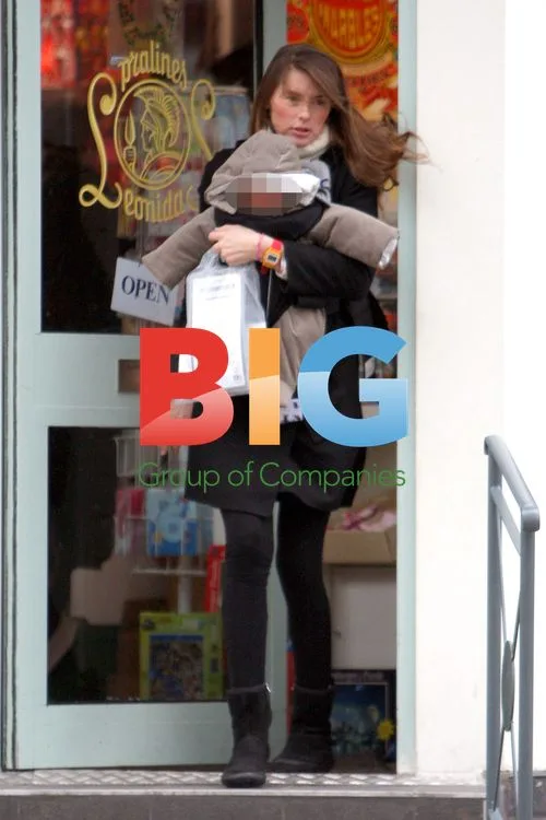 Jools Oliver and baby Buddy Christmas shopping