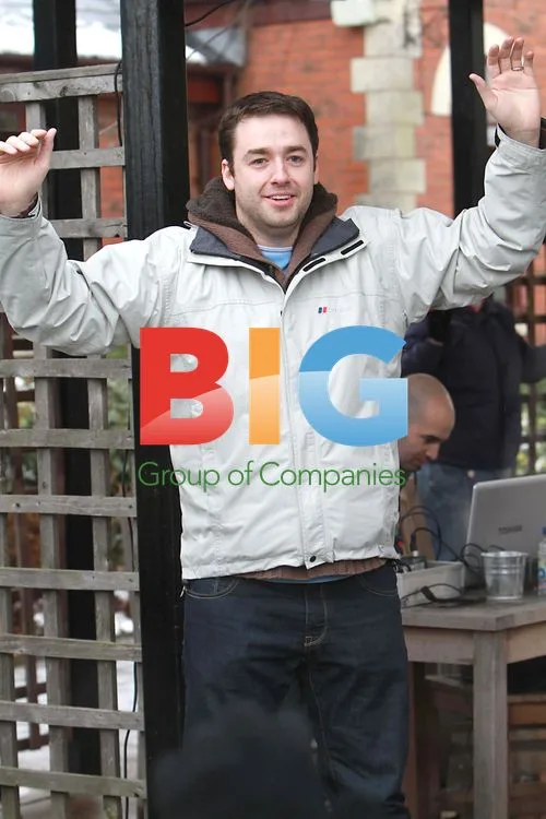 Jason Manford opens fun walk for children's hospital