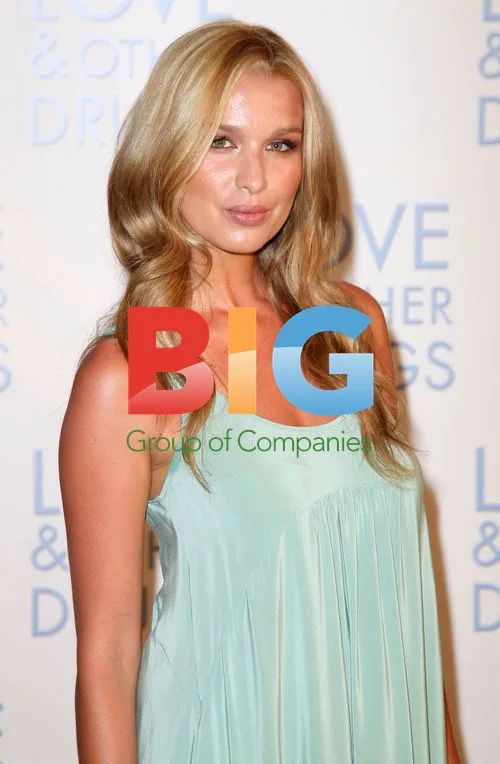 Tahyna Tozzi at 'Love and Other Drugs' Premiere