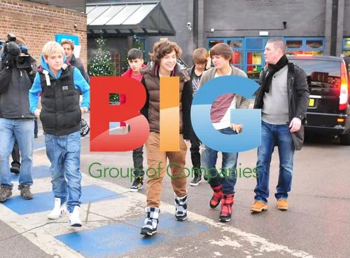 X Factor Contestants Visit Harry Styles' Home