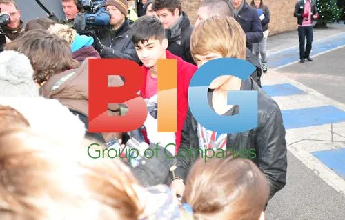 1 Direction Visit Granada Studios and Harry Styles\' Home