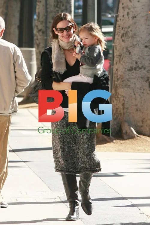 Jennifer Garner shares snack with daughter