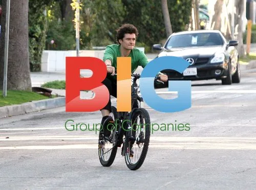 Orlando Bloom riding bicycle in Santa Monica