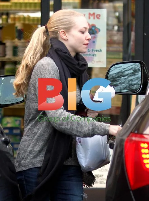 Amanda Seyfried Picks Up Vitamins