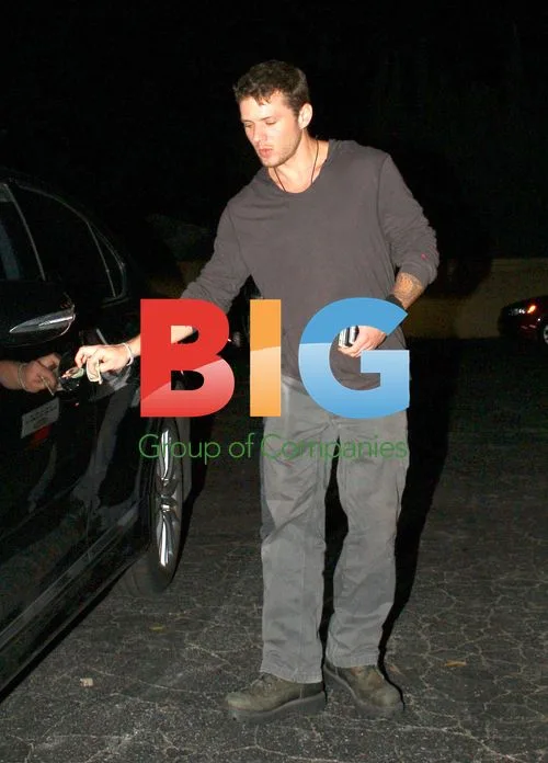 Ryan Phillippe Picks Up Sushi