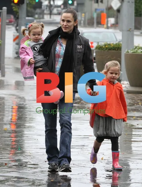 Jennifer Garner with daughters at Disney On Ice