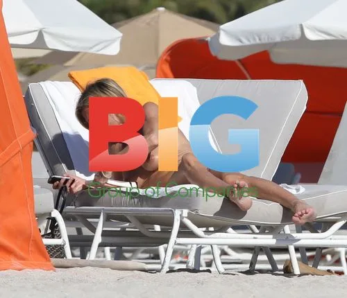 Claire Chazal relaxes on Miami beach