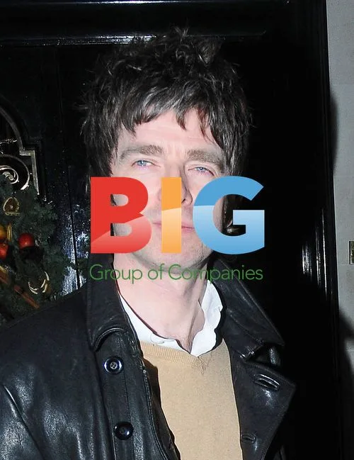 Noel Gallagher and Sara MacDonald leaving restaurant