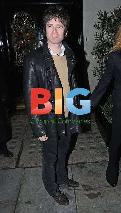 Noel Gallagher and Sara MacDonald Leaving Restaurant