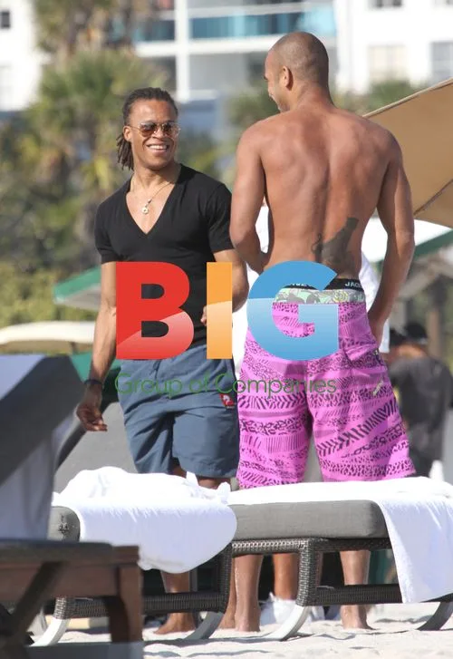 Edgar Davids and girlfriend relaxing on Miami beach