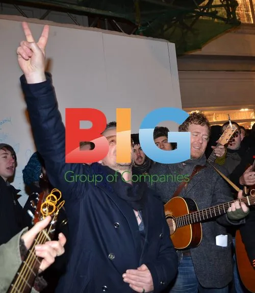 Glen Hansard and Irish musicians busk for charity