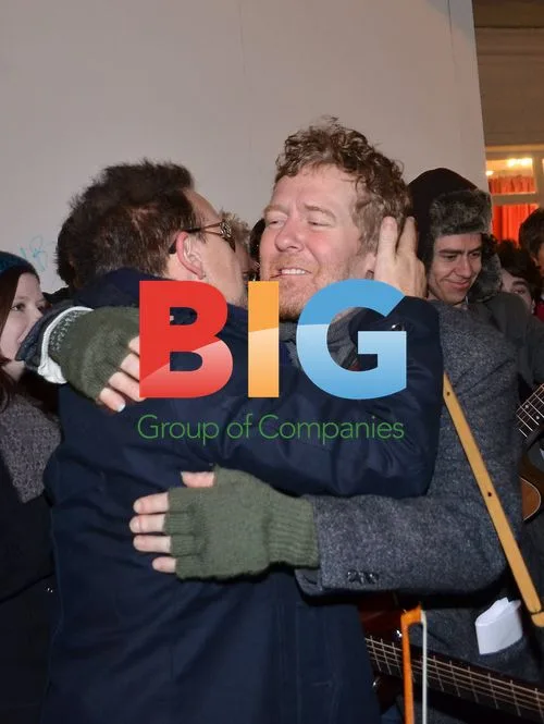 Glen Hansard busks in Dublin for charity