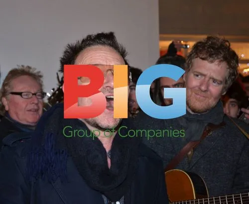 Glen Hansard and Irish musicians busk for charity
