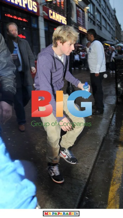 One Direction Greeted by Fans in Glasgow