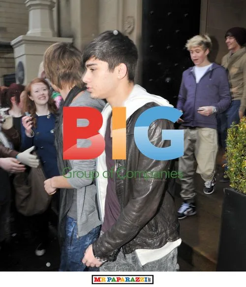One Direction Greeted by Fans in Glasgow