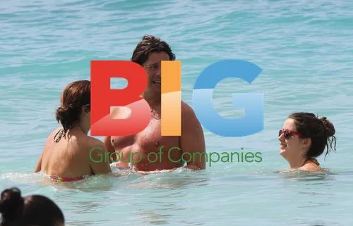Laurence Llewelyn-Bowen takes a dip in Barbados