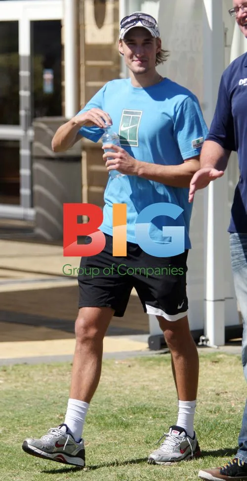 Ruben Bemelmans plays golf in Perth