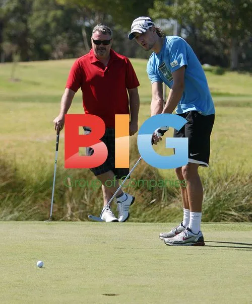 Ruben Bemelmans plays golf in Perth