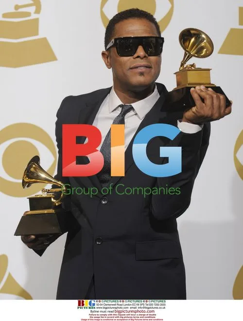 Maxwell holds his two Grammy awards