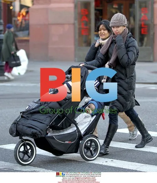 Naomi Watts Run Errands with Kids