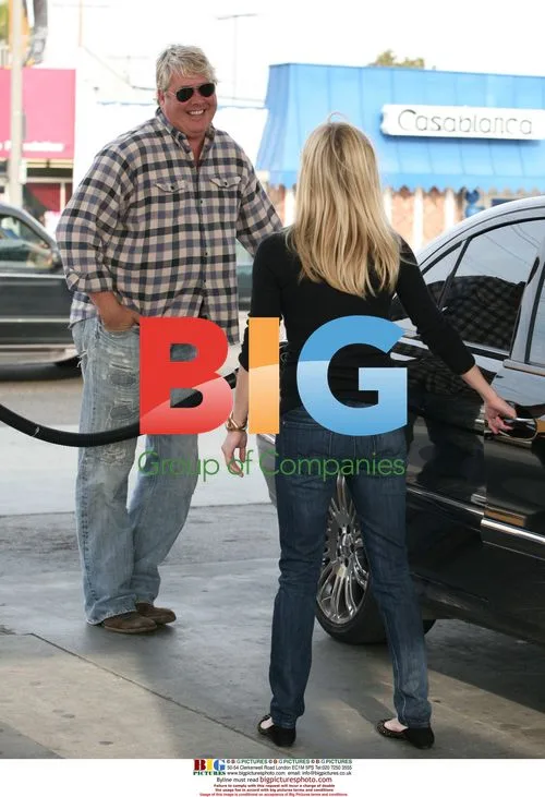 Reese Witherspoon Shopping in LA