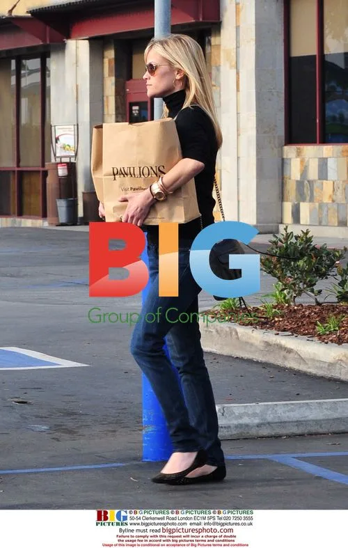 Reese Witherspoon Shopping in LA