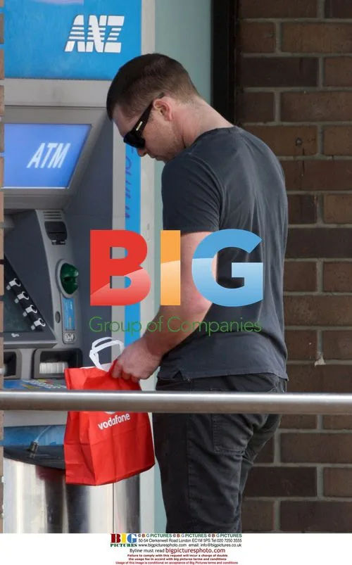 Sam Worthington phone shopping in Bondi Beach