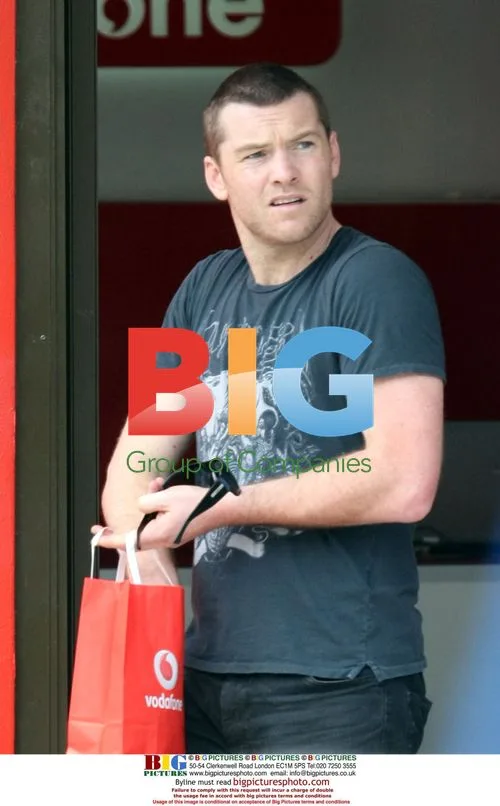Sam Worthington phone shopping in Bondi Beach