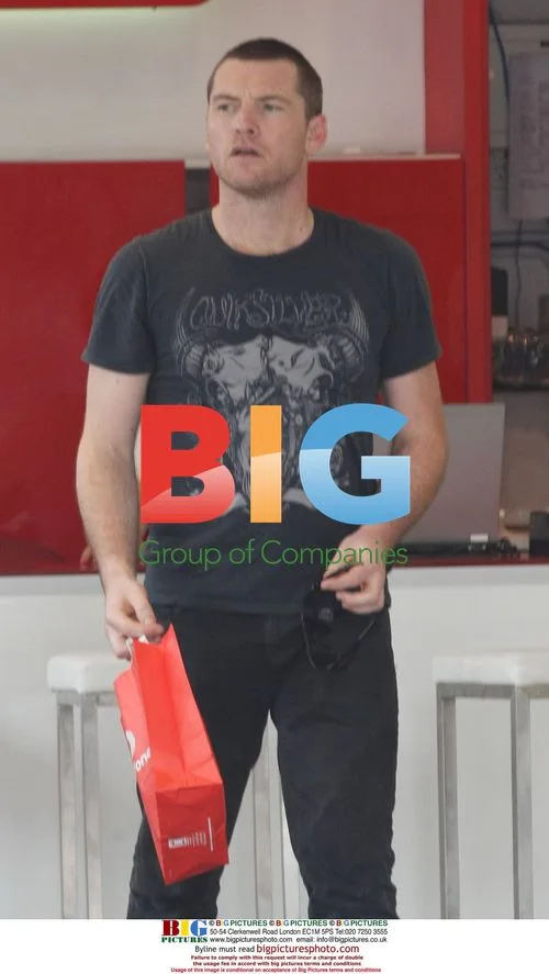 Sam Worthington phone shopping in Bondi Beach