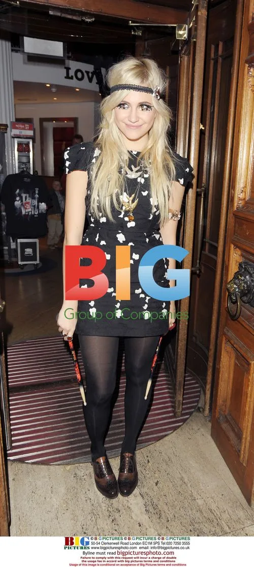 Pixie Lott leaves Hard Rock Cafe
