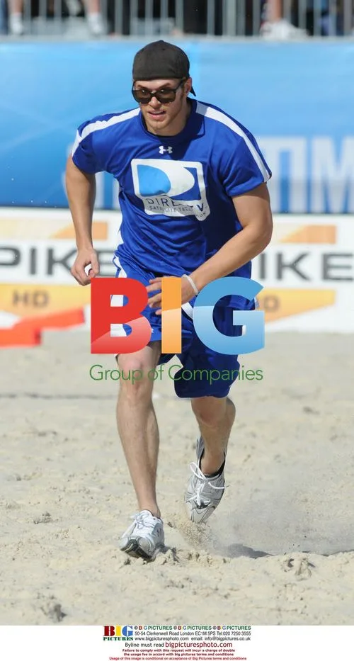 Kellen Lutz at Direct TV Celebrity Beach Bowl