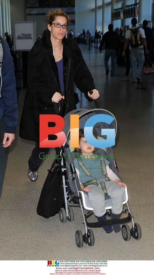 Pregnant Amanda Peet with family at LAX
