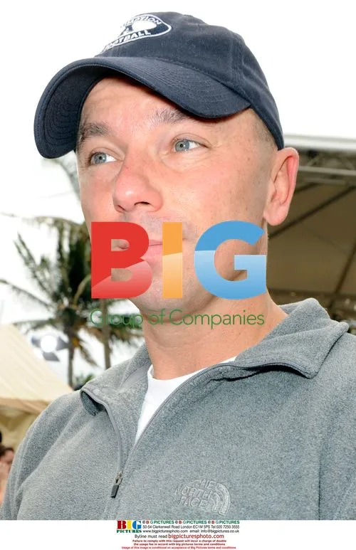 Kenny Chesney Signing Autographs in Miami Beach