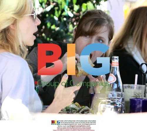 Pregnant Amy Adams Eating With Friends