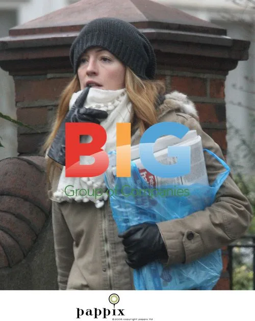Cat Deeley Grabs Morning Papers in London