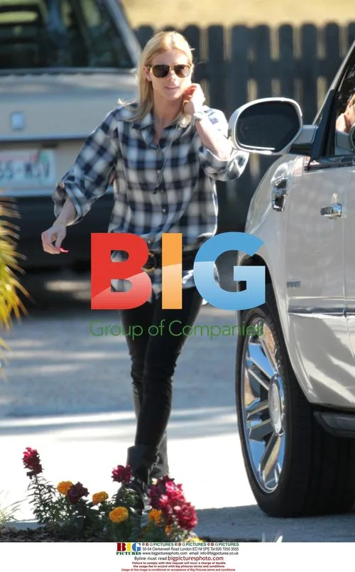 Elin Nordegren Picking Up Daughter