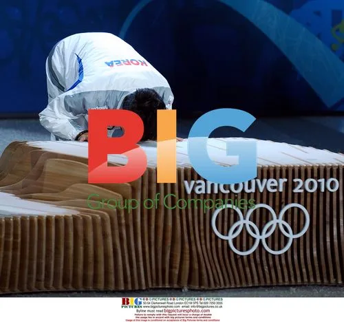 Tae-Bum Mo Kisses Podium at 2010 Winter Olympics