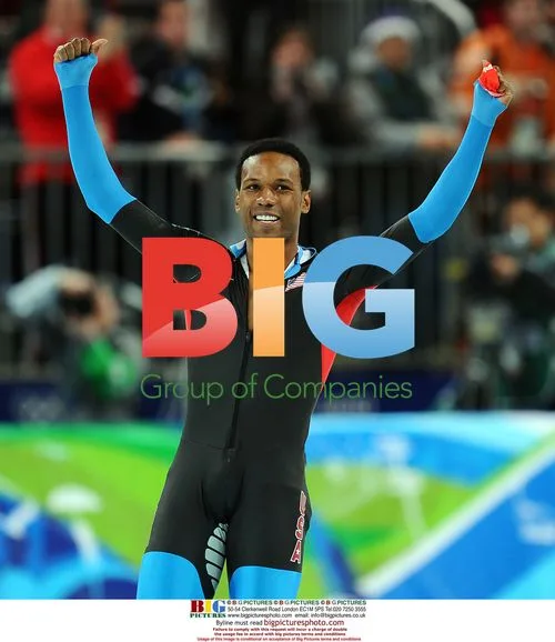 Shani Davis wins gold in 1000m speed skating