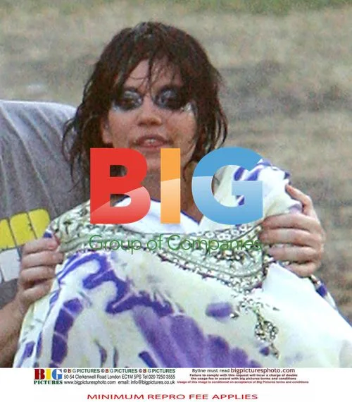 Lily Allen falls backstage at Big Day Out Festival