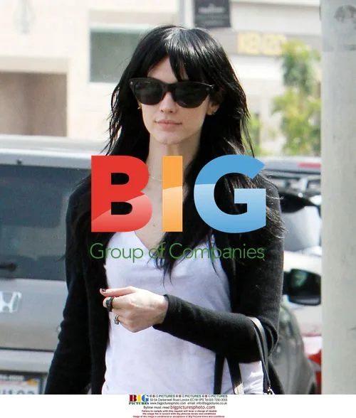 Ashlee Simpson Visits Hair Salon