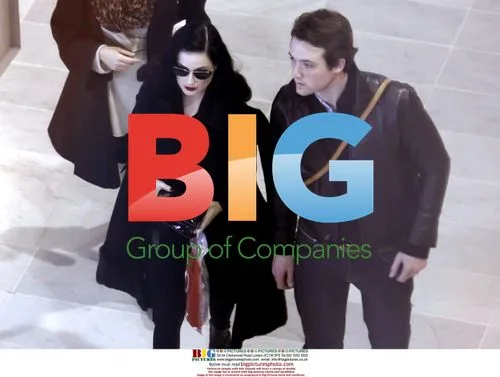 Dita von Teese and boyfriend at airport