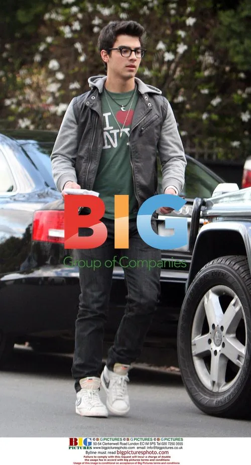 Joe Jonas Leaving Nick\'s House
