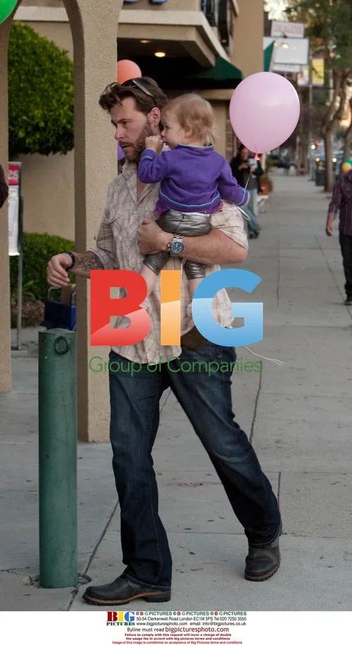 Tori Spelling & Dean McDermott with kids