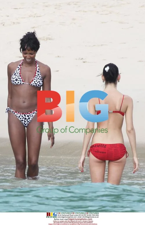 Naomi Campbell and Boyfriend Relax with Friends in Thailand