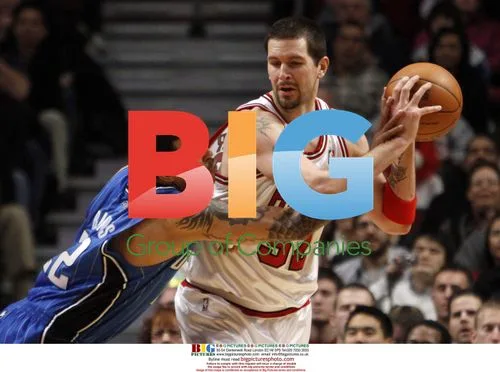 Brad Miller handles ball vs Matt Barnes